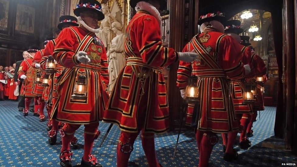 Kraljičin govor: Borba protiv kriminala, zdravstvo i očuvanje životne sredine 3 The Yeoman of The Guard performing their traditional "search" of the cellars of the Palace of Westminster