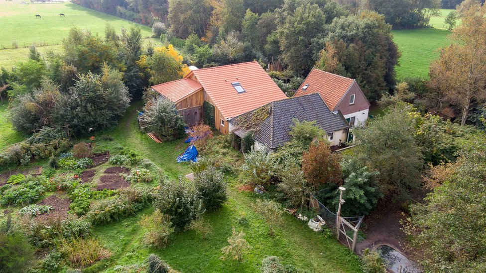 Holandija: Porodica devet godina živela u tajnom podrumu - čekala kraj sveta 1 A drone photo of the farm, where a father and six children had been living in the cellar, in Ruinerwold, The Netherlands