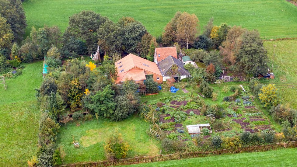 Holandija: Porodica devet godina živela u tajnom podrumu - čekala kraj sveta 2 The farm at Ruinerwold where the family had been living