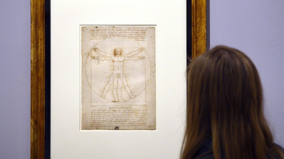 Da Vinčijevo delo Vitruvijev čovek ipak putuje u Pariz 1 Vitruvian Man on display in a museum