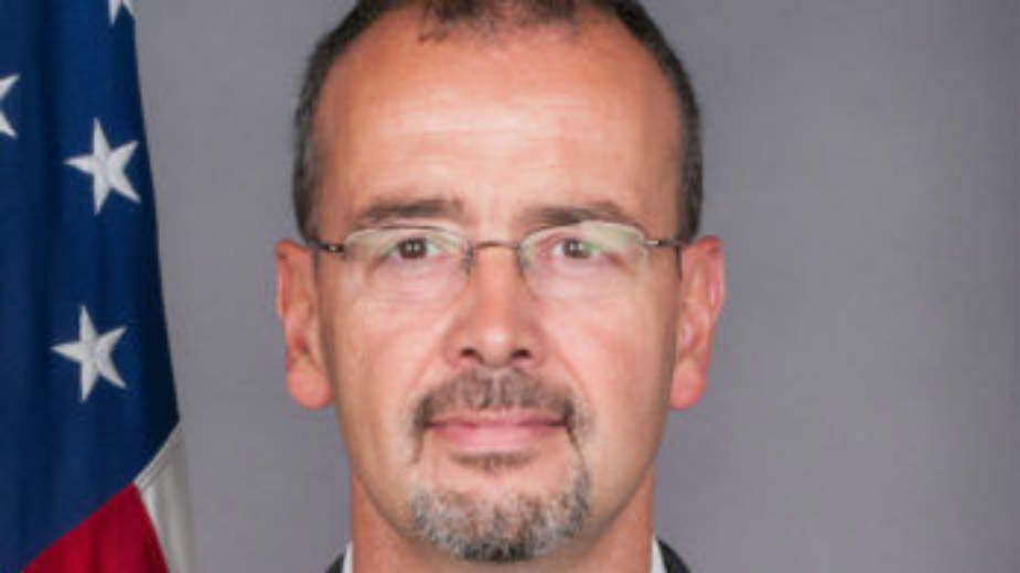 Novi američki ambasador stigao u Beograd, dobio značku sa zastavama SAD i Srbije 1