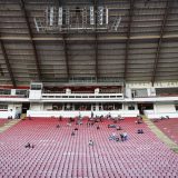 Spolja se vidi bolje nego iz "lože" 9