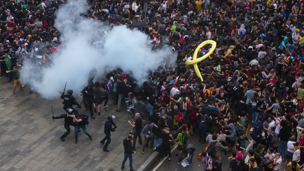 Sukob policije i demonstranata kod aerodroma u Barseloni, 170 povređenih 1