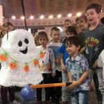 Dečji dan na Media marketu: Razbijanje pinjate i predstava (VIDEO, FOTO) 2 Dečji dan na Media marketu: Razbijanje pinjate i predstava (VIDEO, FOTO) 2