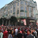 Navijači Crvene zvezde okupljeni ispred Terazijske česme, saobraćaj obustavljen 14