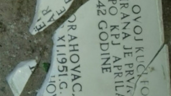 Orahovac: Polomljena spomen ploča posvećena borcima iz Drugog svetskog rata 1