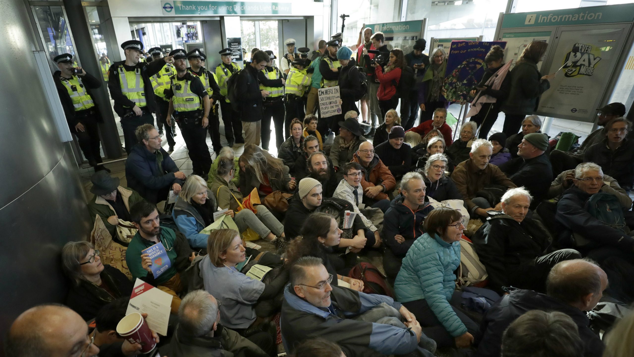Aktivisti ekološke grupe XR zauzeli londonski aerodrom 1