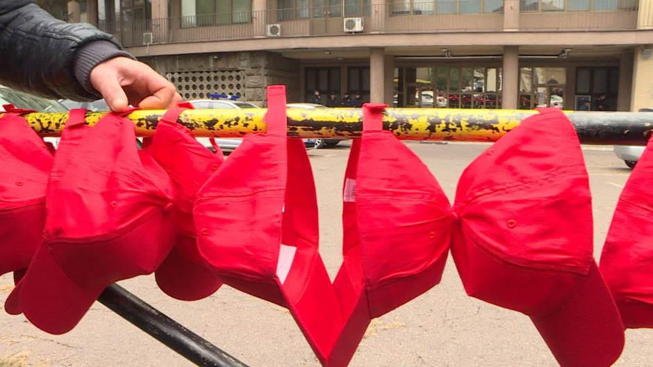 Protest CarGo ispred "29. novembra": Stop crvenim kačketima 1