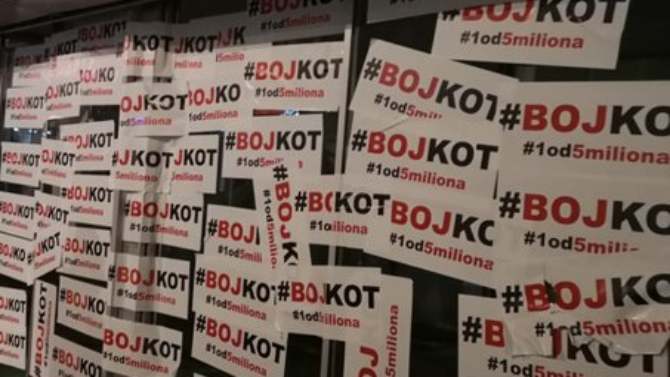 Lider Dveri u holu Skupštine Srbije zalepio plakat 'Bojkot' 1
