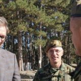 Vučić najavio vojnicima veće plate za devet odsto, opremu, oružje, stanove 13