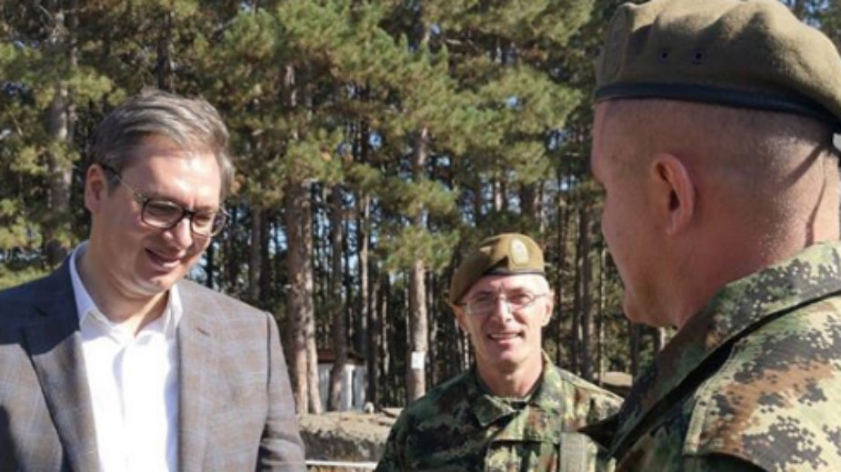 Vučić najavio vojnicima veće plate za devet odsto, opremu, oružje, stanove 1