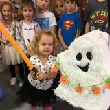 Dečji dan na Media marketu: Razbijanje pinjate i predstava (VIDEO, FOTO) 1