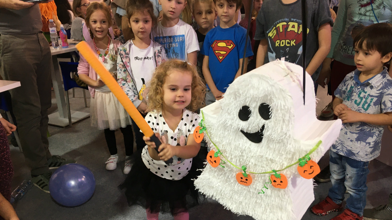 Dečji dan na Media marketu: Razbijanje pinjate i predstava (VIDEO, FOTO) 1