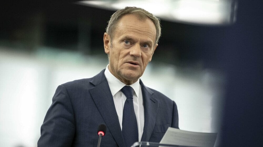 Tusk u izolaciji sa simptomima 1