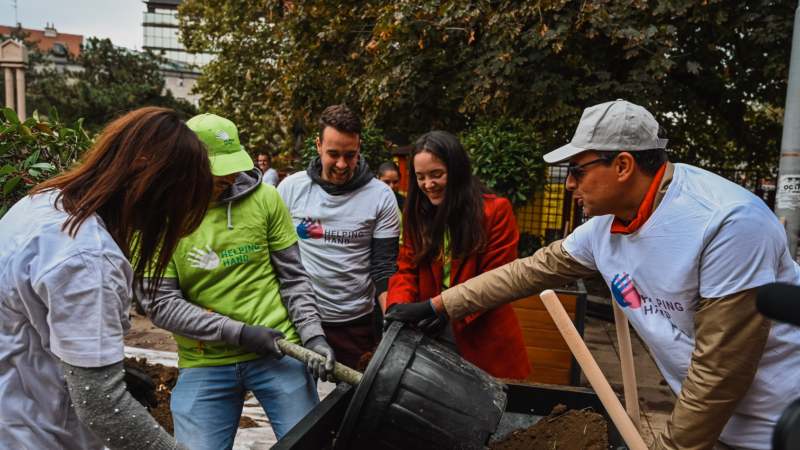 Profesori i studenti Ekonomskog fakulteta zajedno u akciji ozelenjavanja dvorišta 1