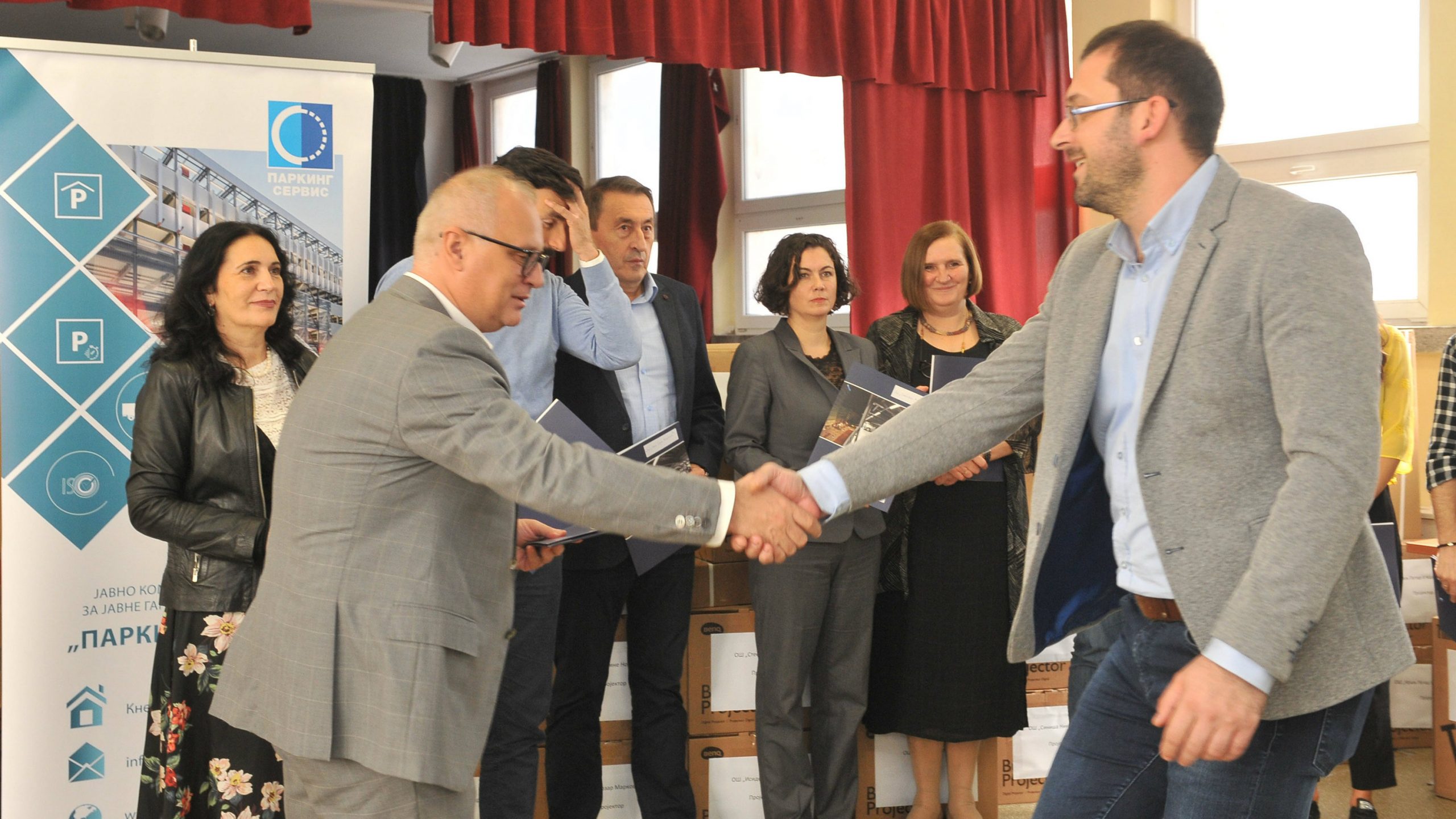 Vesić: U okviru akcije "Đačko parking mesto" školama donirano 10 miliona dinara 1