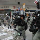 Novi protesti u Hongkongu, bačene zapaljive bombe 13