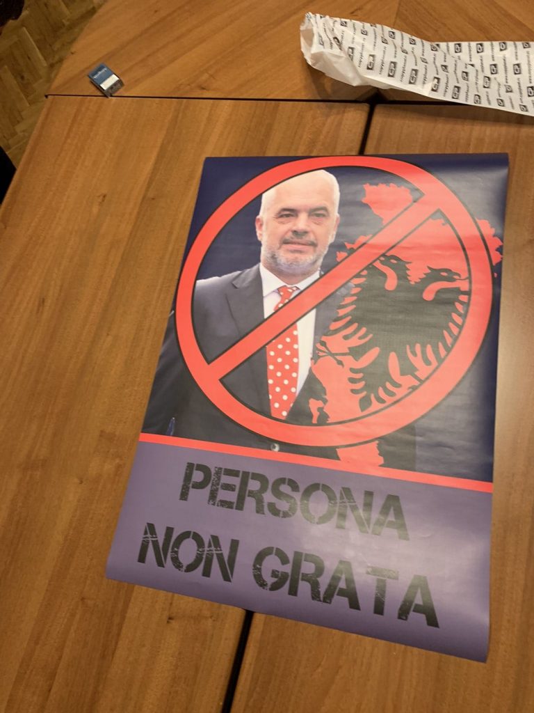 DSS: Policija pustila omladince DSS zbog plakata protiv Edija Rame 4