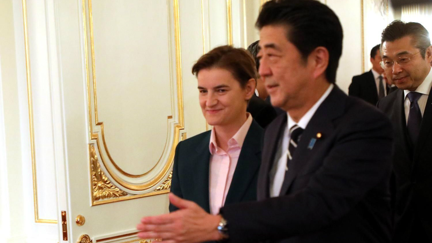 Brnabić razgovaraće sa japanskim premijerom, sutra na ceremoniji krunisanja novog cara 1