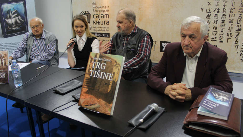 Slikar među knjigama 1