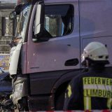 Nepoznati muškarac ukradenim kamionom naleteo na više vozila u Limburgu, najmanje 17 povređenih 7