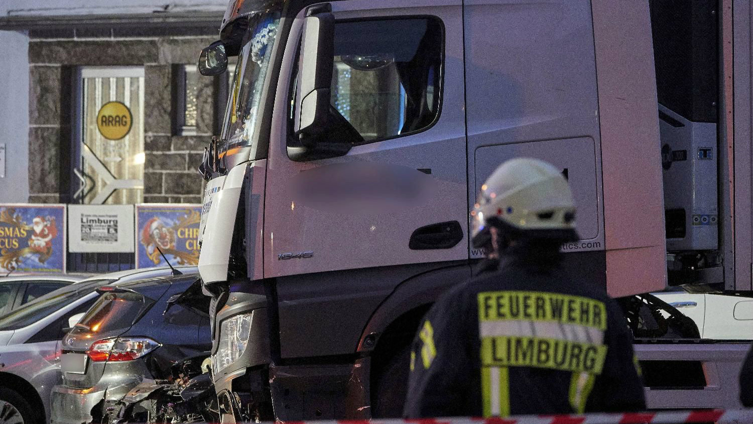 Nepoznati muškarac ukradenim kamionom naleteo na više vozila u Limburgu, najmanje 17 povređenih 1