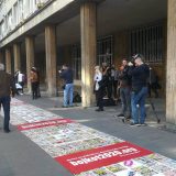 Inicijativa Ne davimo Beograd razvila tepih laži ispred Skupštine Srbije 11