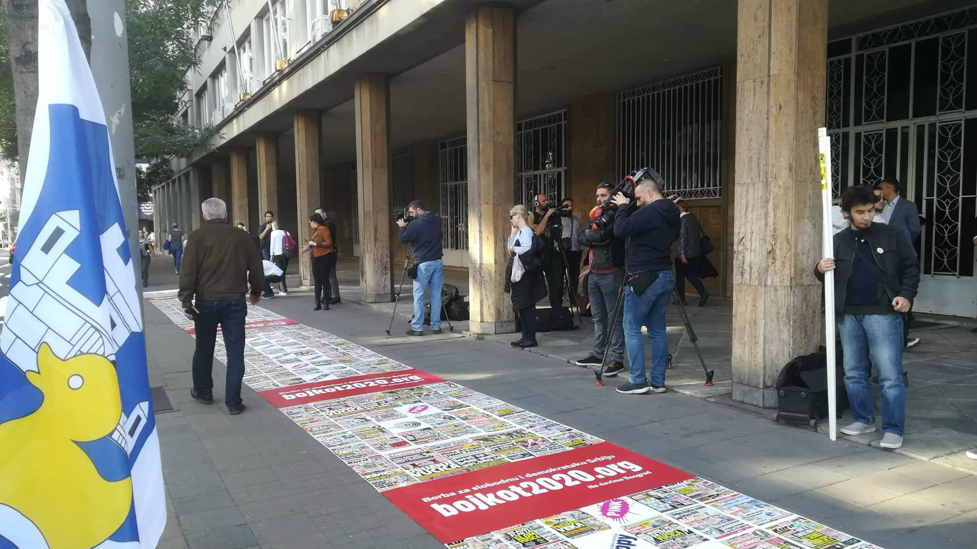 Inicijativa Ne davimo Beograd razvila tepih laži ispred Skupštine Srbije 1