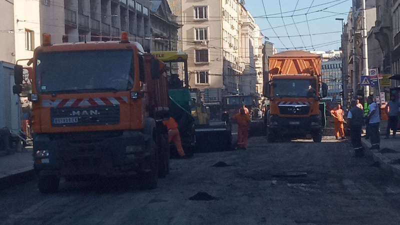 Radnici skidaju asfalt u Vasinoj ulici 1