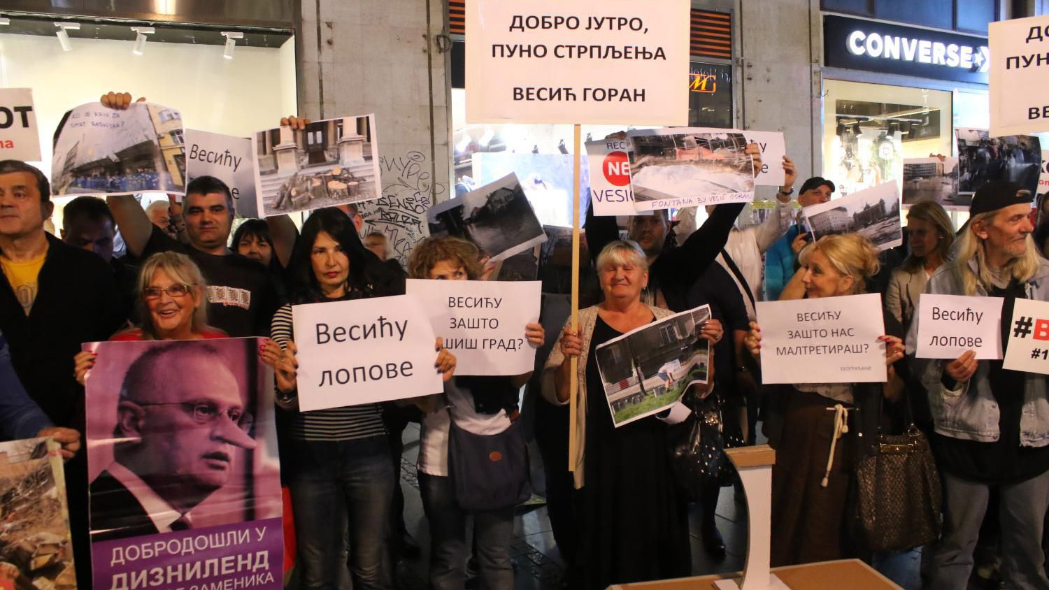 Promocija Vesićeve knjige o Beogradu uz povike "Vesiću, lopove", građani jurili za njim (VIDEO) 1