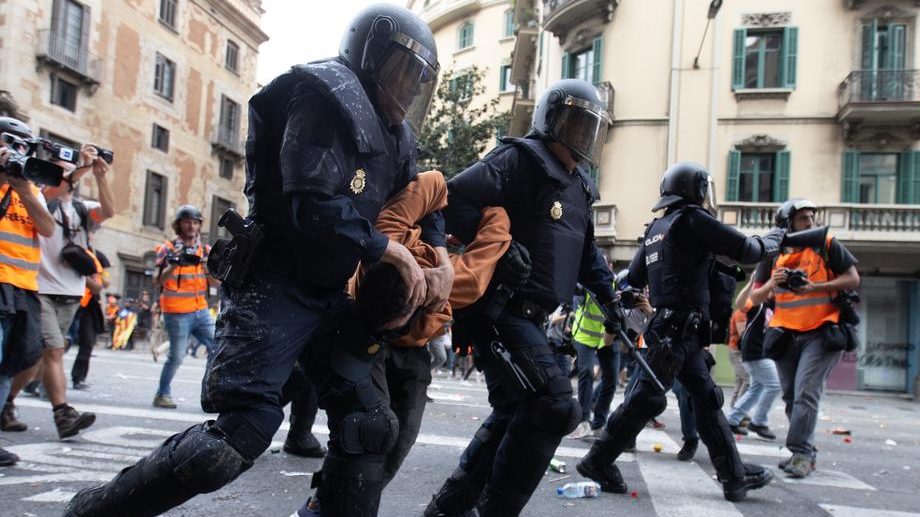 Na protestima u Kataloniji 128 privedenih, 270 policajaca povređeno 1