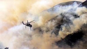 Požar na više od 19,7 kvadratnih kilometara koji je izbio u četvrtak, doveo je danas do evakuacije planinskog područja severno od Los Anđelesa odakle su pobegle hiljade stanovnika. Angažovano je 400 ljudi vatrogasaca, nekoliko aviona i helikoptera.