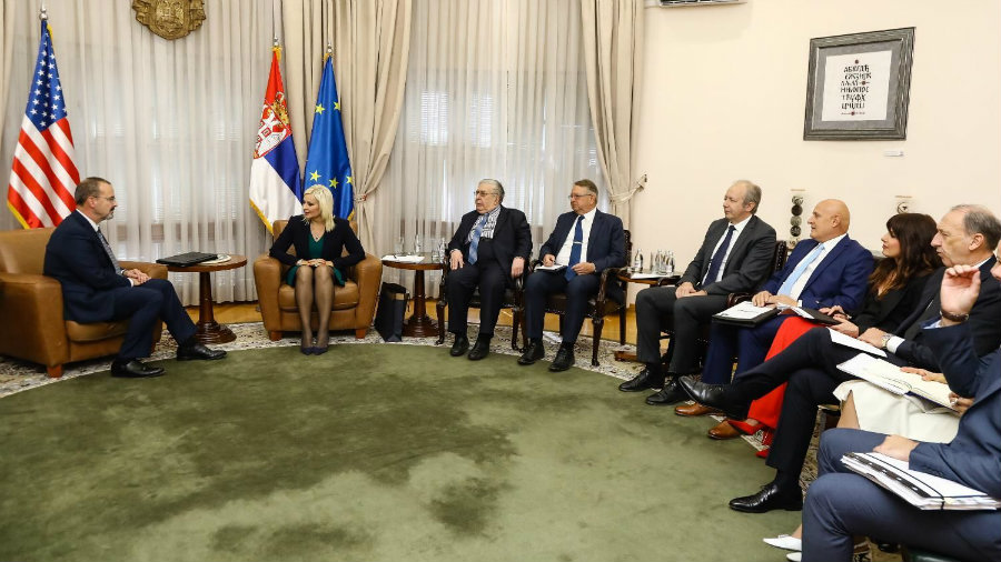 Mihajlović poklonila azbuku u zlatovezu novom ambasadoru SAD-a 1