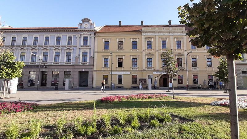 Zrenjanin: U jezero spušteni narandžasti gerberi u znak sećanja na žene žrtve nasilja 1
