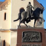 Oštećen spomenik kralju Petru u Zrenjaninu 9
