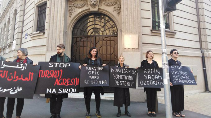 Protest Žena u crnom ispred Ambasade Turske: Zaustavite agresiju na Siriju 1