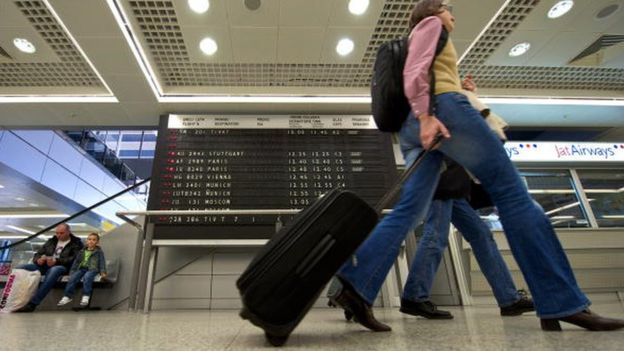 putnici na aerdromu vuku kofere