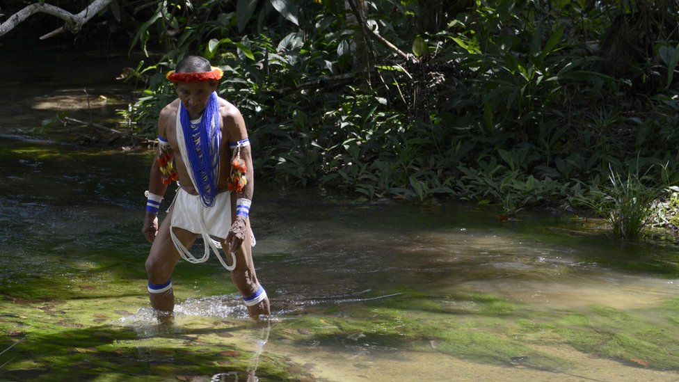 Rahueniča, šaman plemena Samaria iz Veneceluanske Piaroe, prelazi preko reke