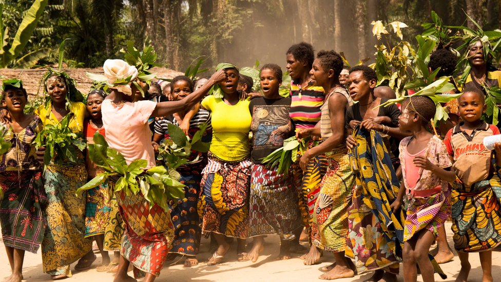 Bajaka žene pevaju u Kongu