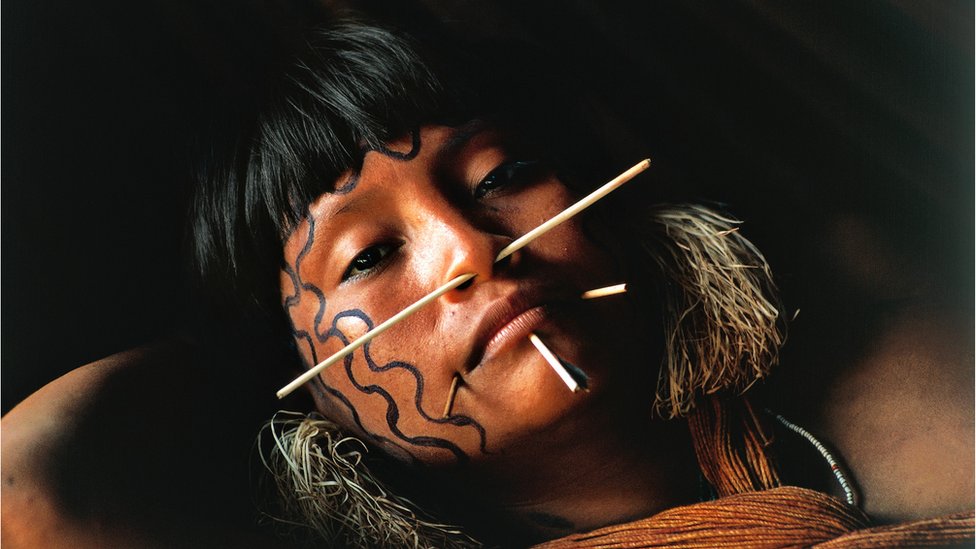 Život u miru i slobodi - evo šta možemo da naučimo od izolovanih plemena 1 Young Yanomami woman with fine palm sticks through her face