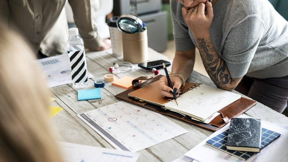 Želite li da poboljšate znanje engleskog? Evo kako da pišete dobro na „najagresivnije nepravilnom jeziku na svetu“ 4 A team of young people, writing, taking notes and planning a work together