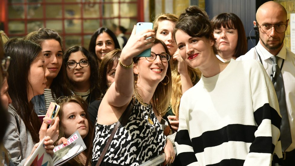 Selfi sa Emom Tompson: Kakva je etikecija za fotografisanje sa slavnima? 5 Phoebe Waller-Bridge meeting fans