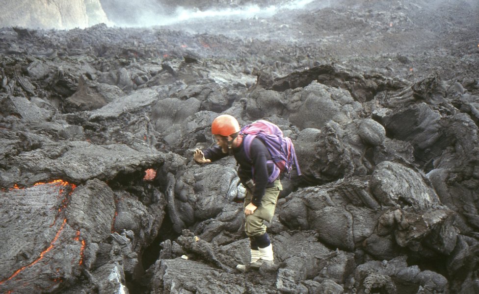 Italija i Etna: Planinski čovek slavi pola veka od dolaska na vulkan 2 Detalj iz 1990-tih: Džon obežava polja lave