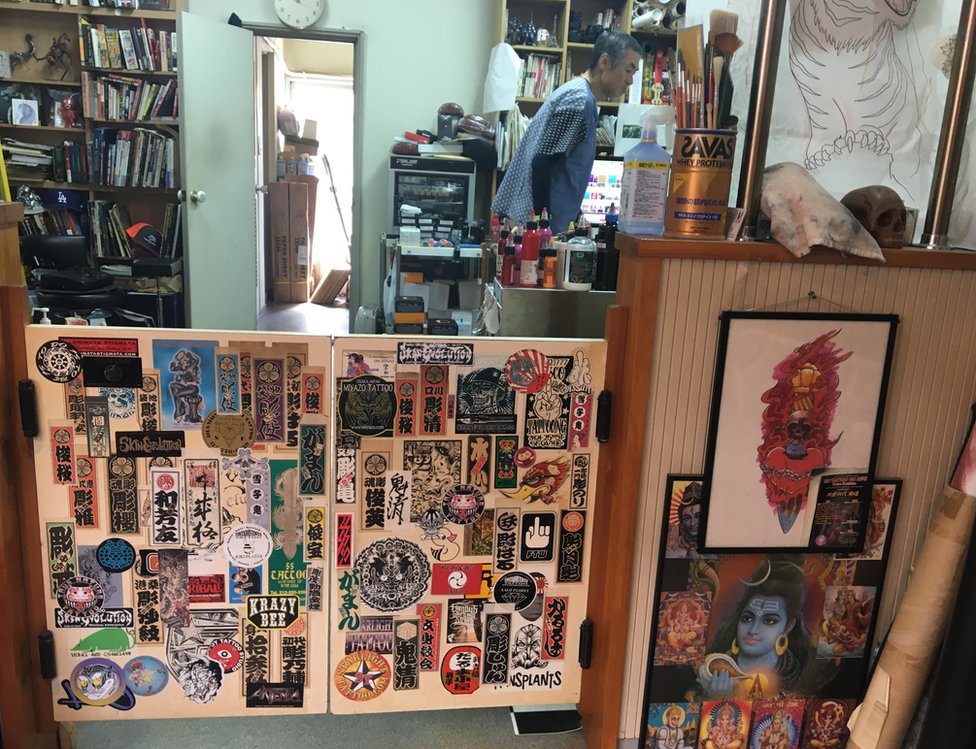 Tetoviranje u Japanu: Od jakuza, preko navijača do hipstera 4 Inside Horimitsu's studio in Tokyo