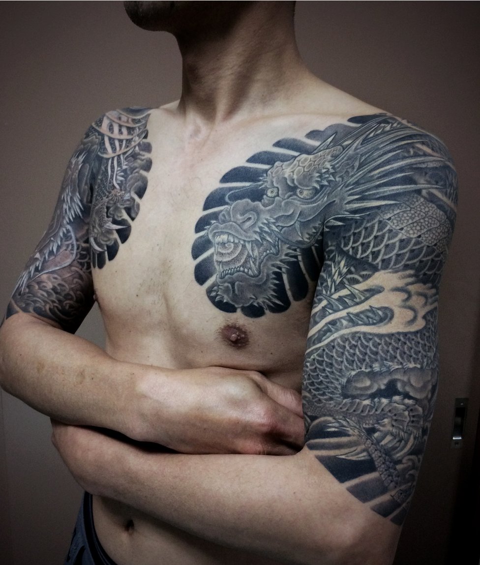 Tetoviranje u Japanu: Od jakuza, preko navijača do hipstera 7 A man displays dragon tattoos on his upper arms and chest