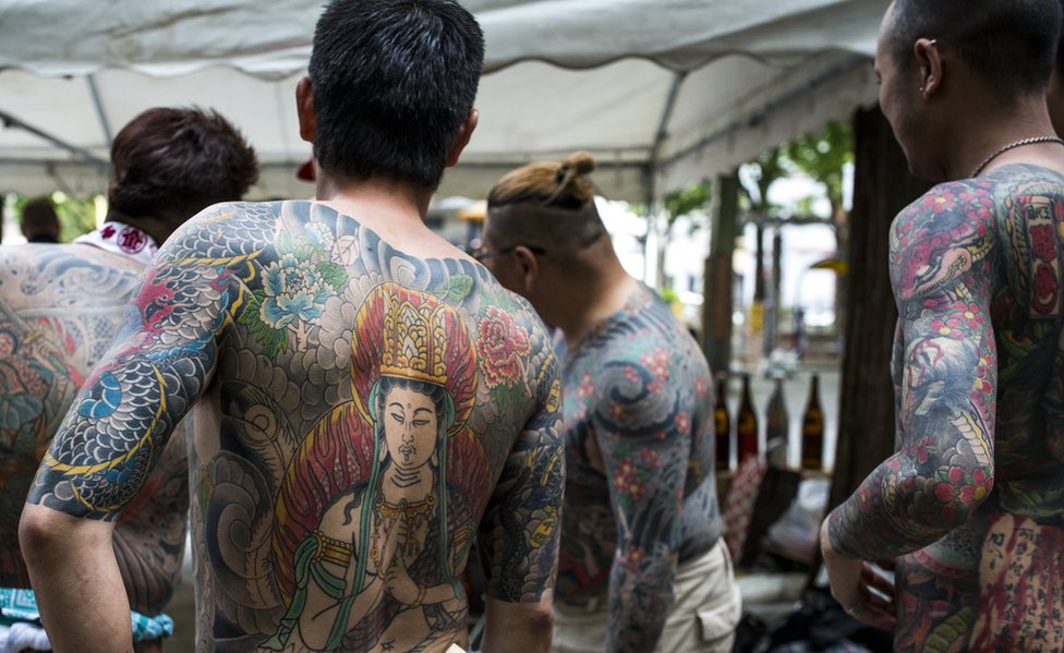 Tetoviranje u Japanu: Od jakuza, preko navijača do hipstera 5 Yakuza members display their tattoos at the Sanja Matsuri Festival in Tokyo's Asakusa district, on May 14, 2016.
