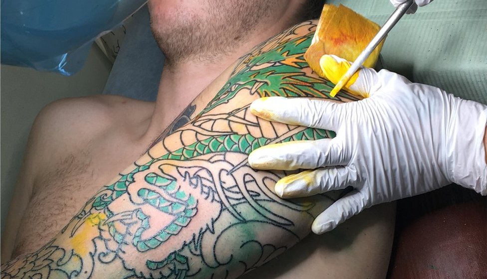 Tetoviranje u Japanu: Od jakuza, preko navijača do hipstera 1 Horimitsu adds yellow ink to the tattoo using a stick tipped with needles