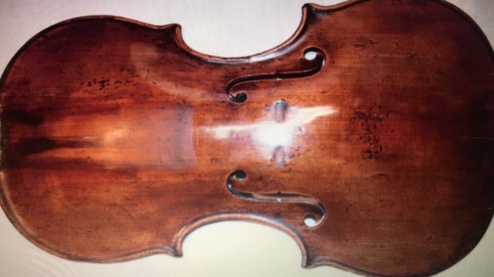 Muzičar i izgubljena violina vredna 250.000 funti 3 Violin back