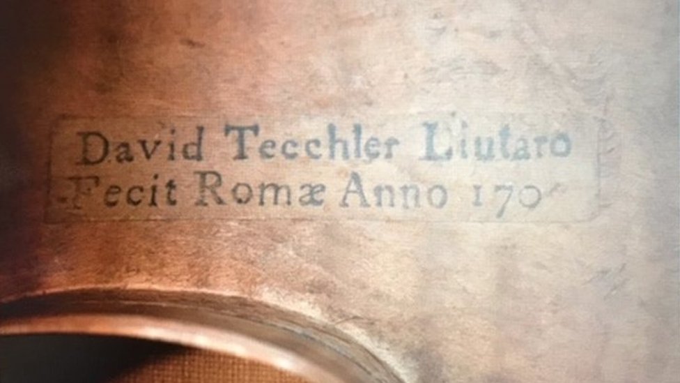 Muzičar i izgubljena violina vredna 250.000 funti 4 Branding on the violin