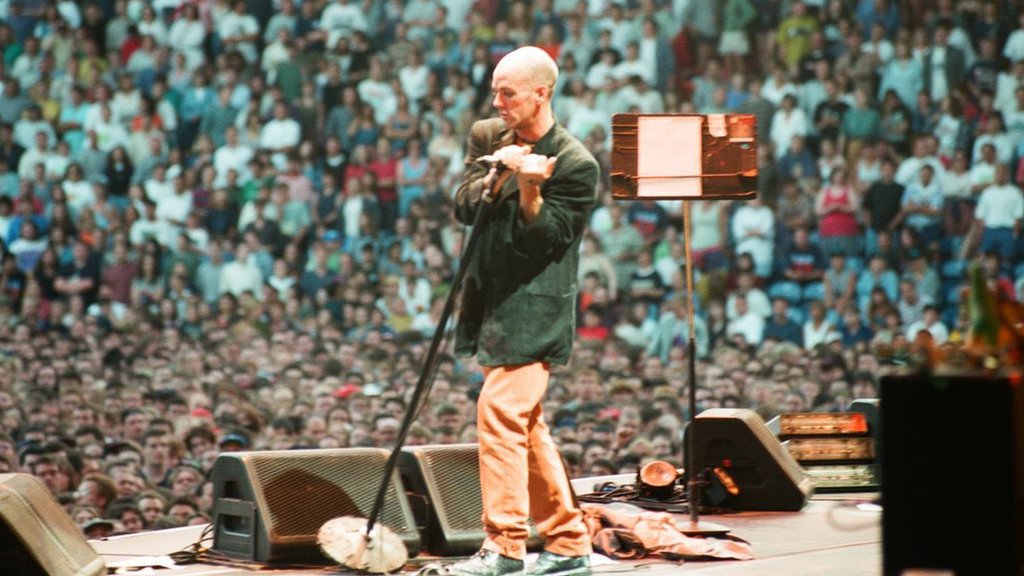 REM se priseća albuma „Monster“: 'Nismo želeli da postanemo majmun koji pleše' 4 Michael Stipe on stage in 1995